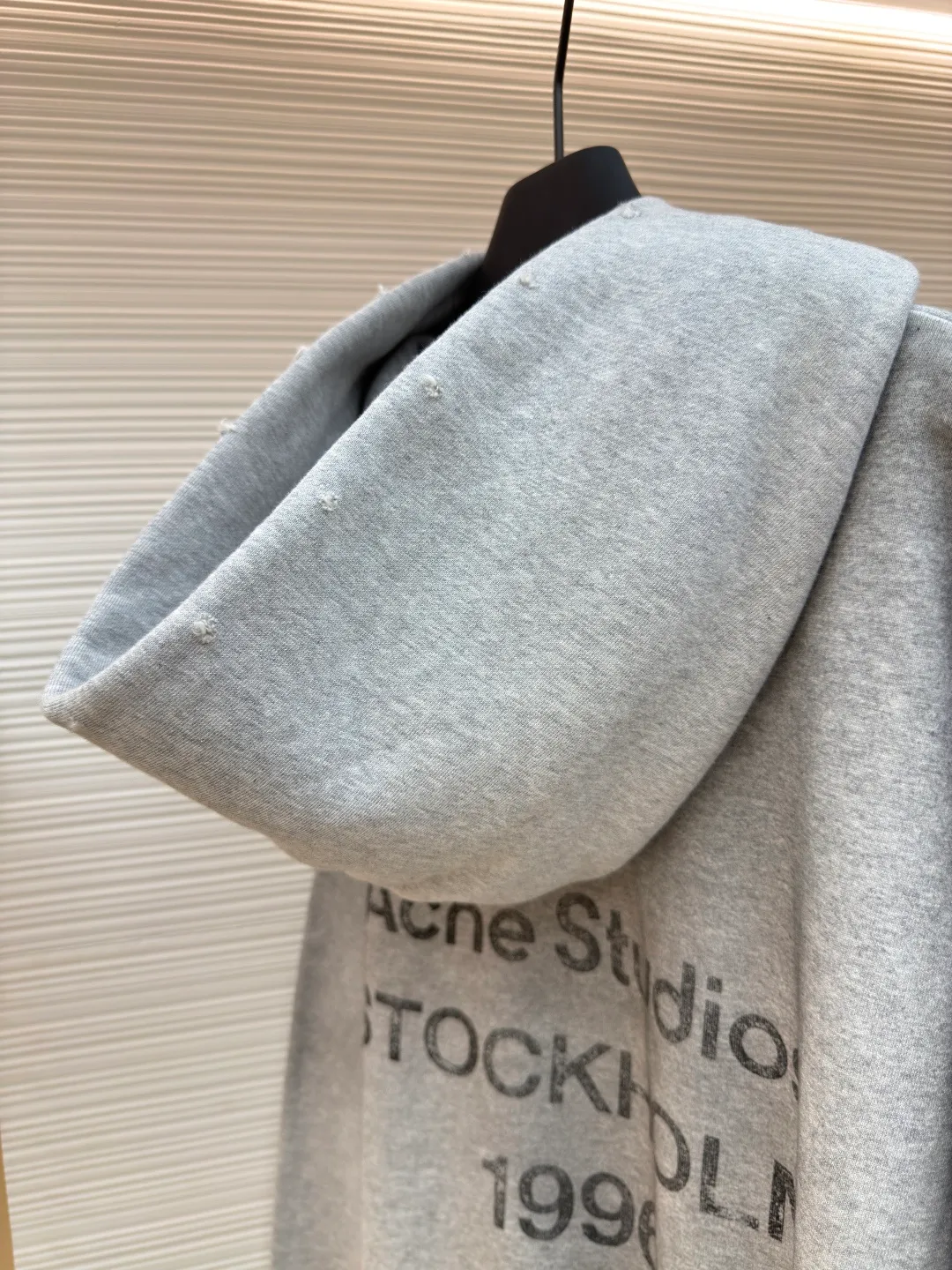 Acne Studios 1996 distressed printed hooded sweatshirt ●Authentic product: Purchased and developed by 2259 ●Item number: 1680614-A85 ●Fabric: pure cotton fabric ●Technology: printing production ●Version: loose fit ●Weight: about 915 grams ●Size: S-M-L-XL ●Description: The fabric is made of custom-made pure cotton, washed with distressed and dirty gradient techniques, printed on the back, and the overall wiring is straight and delicate. The fabric is comfortable and soft, with consistent colors and no color difference. It can be matched with the same style to create a fashionable look and control various occasions. Customized accessories, complete with three standards, same style for men and women!